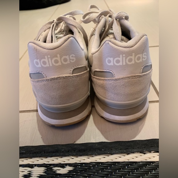 Men’s Adidas tennis shoes - Picture 4 of 6